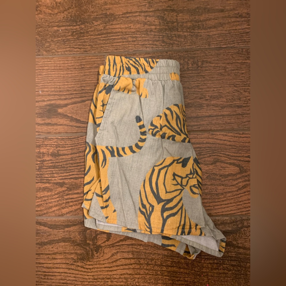 Las Surenas linen Tiger print shorts 🐯